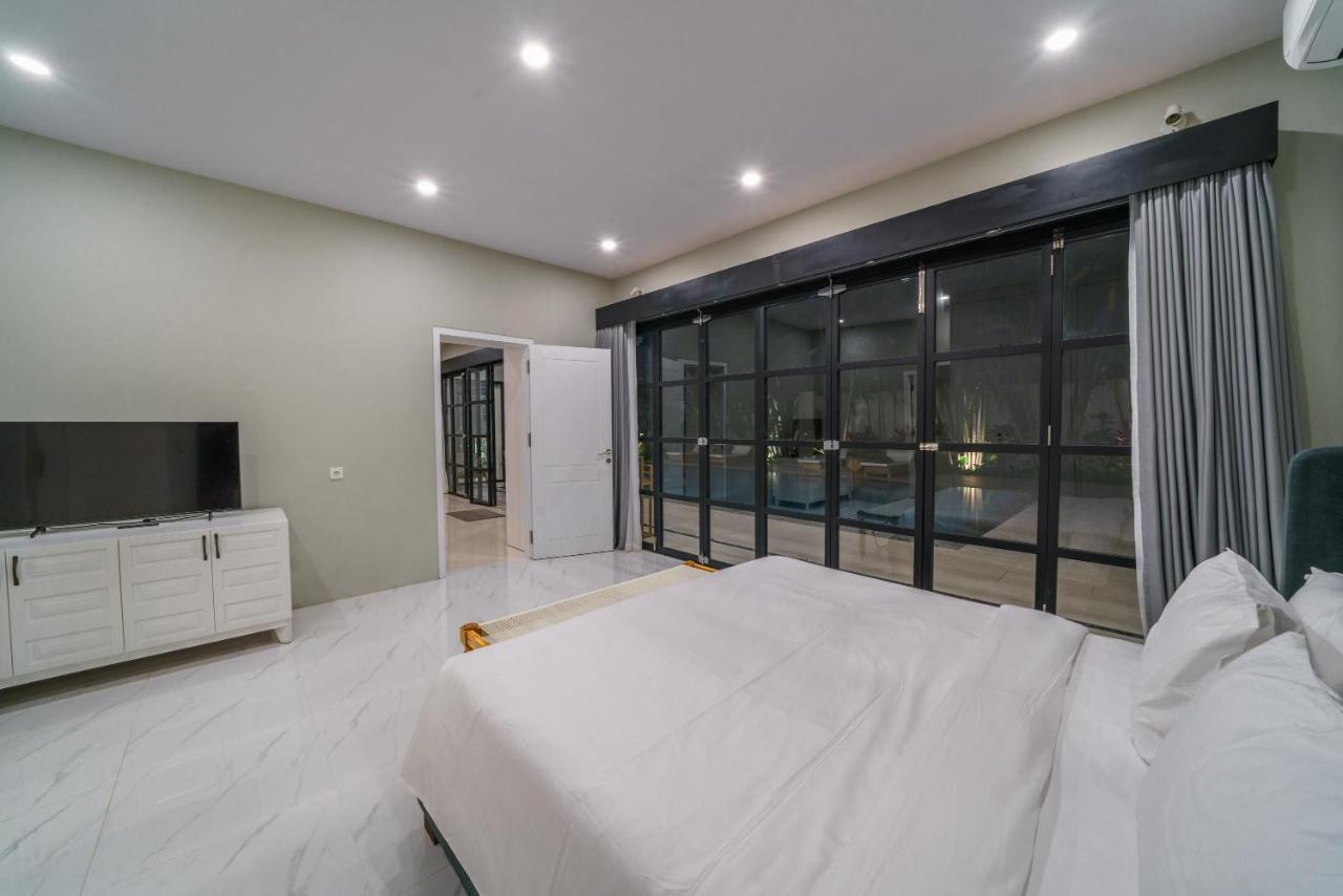 Villa Okenada - Modern 5-Bedroom Pool Villa In Berawa! Canggu Εξωτερικό φωτογραφία